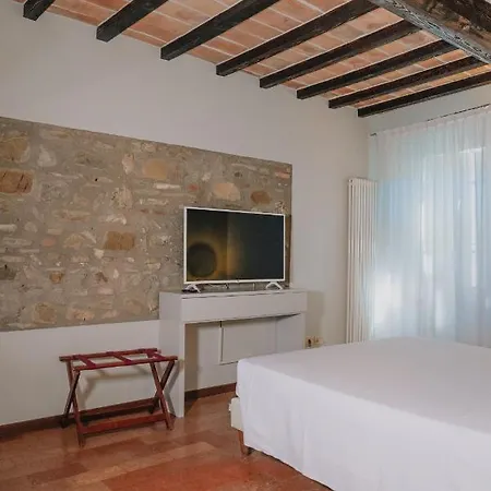 Del Feudo & Restaurant カステルヴェトロ・ディ・モーデナ